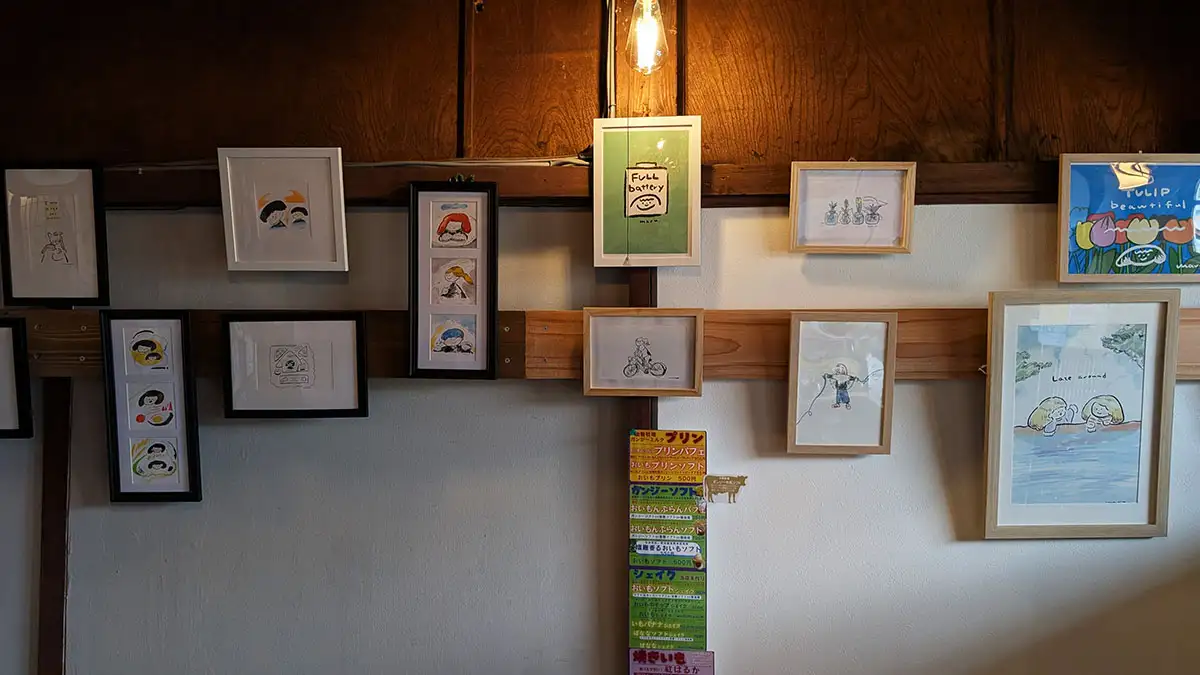 いも奉行の木壁に並ぶmaru.さんの額装イラスト作品