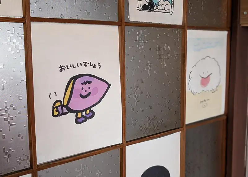 障子に展示された、さつまいもを描いたmaru.さんの作品
