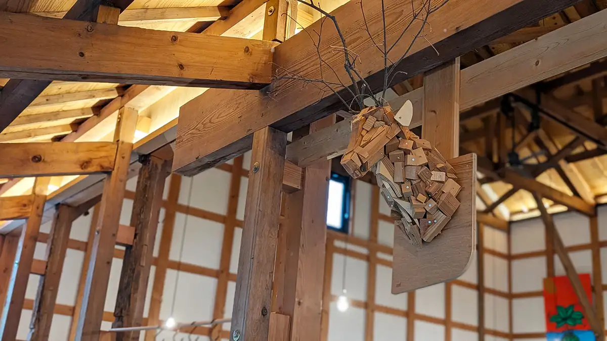 米蔵の木組みに展示された加治聖哉さんの木片を組み上げた立体作品