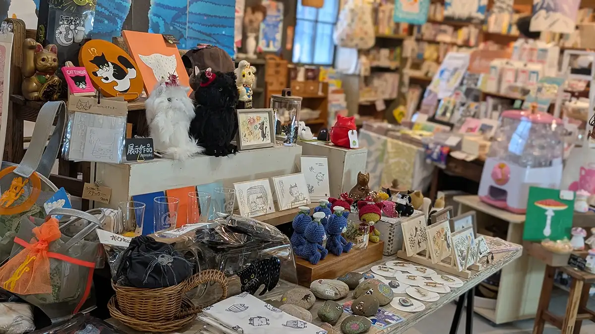 LIS摂田屋2Fギャラリースペースで開催中の「夏のにゃんにゃんにゃん展」の展示風景