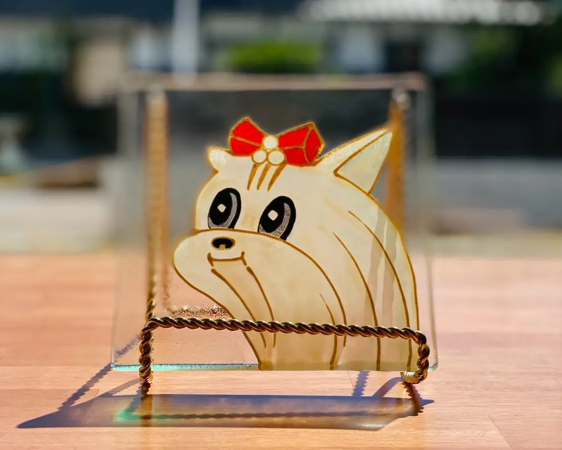 ガラスプレートに描かれた松田ペットのヨークシャーテリア