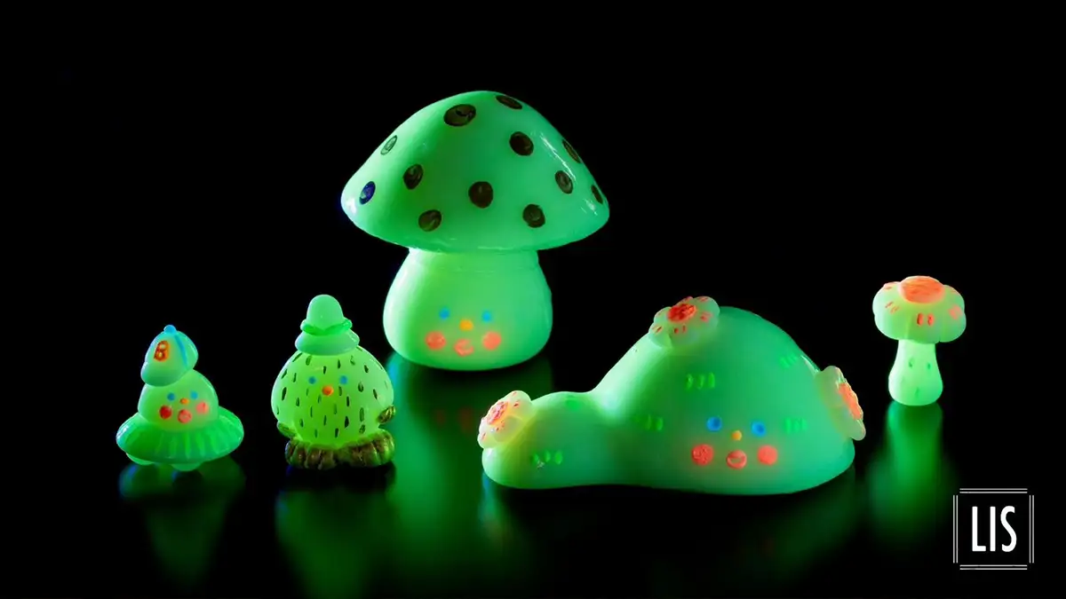 ドングリキノコ「発光未確認生命体展」の作品
