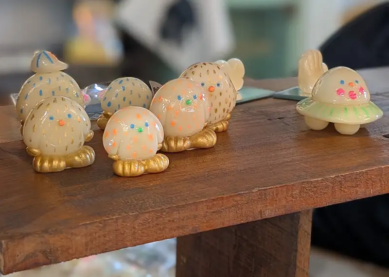ブックスはせがわに並ぶドングリキノコの立体作品