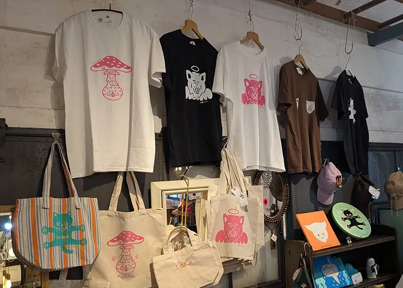 ドングリキノコのTシャツやグッズが並ぶ展示