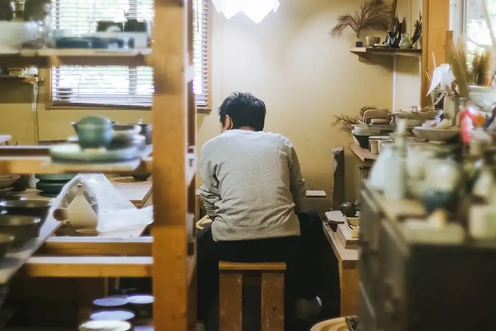 岡﨑宗男さんの工房での制作風景