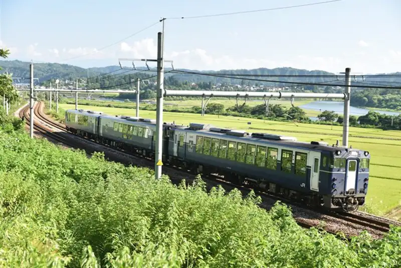 田園風景の中を走る摂田屋Shu*Kuraの列車
