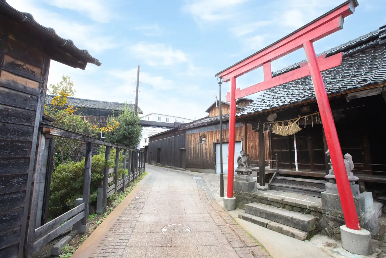 摂田屋の歴史ある街並みと赤い鳥居