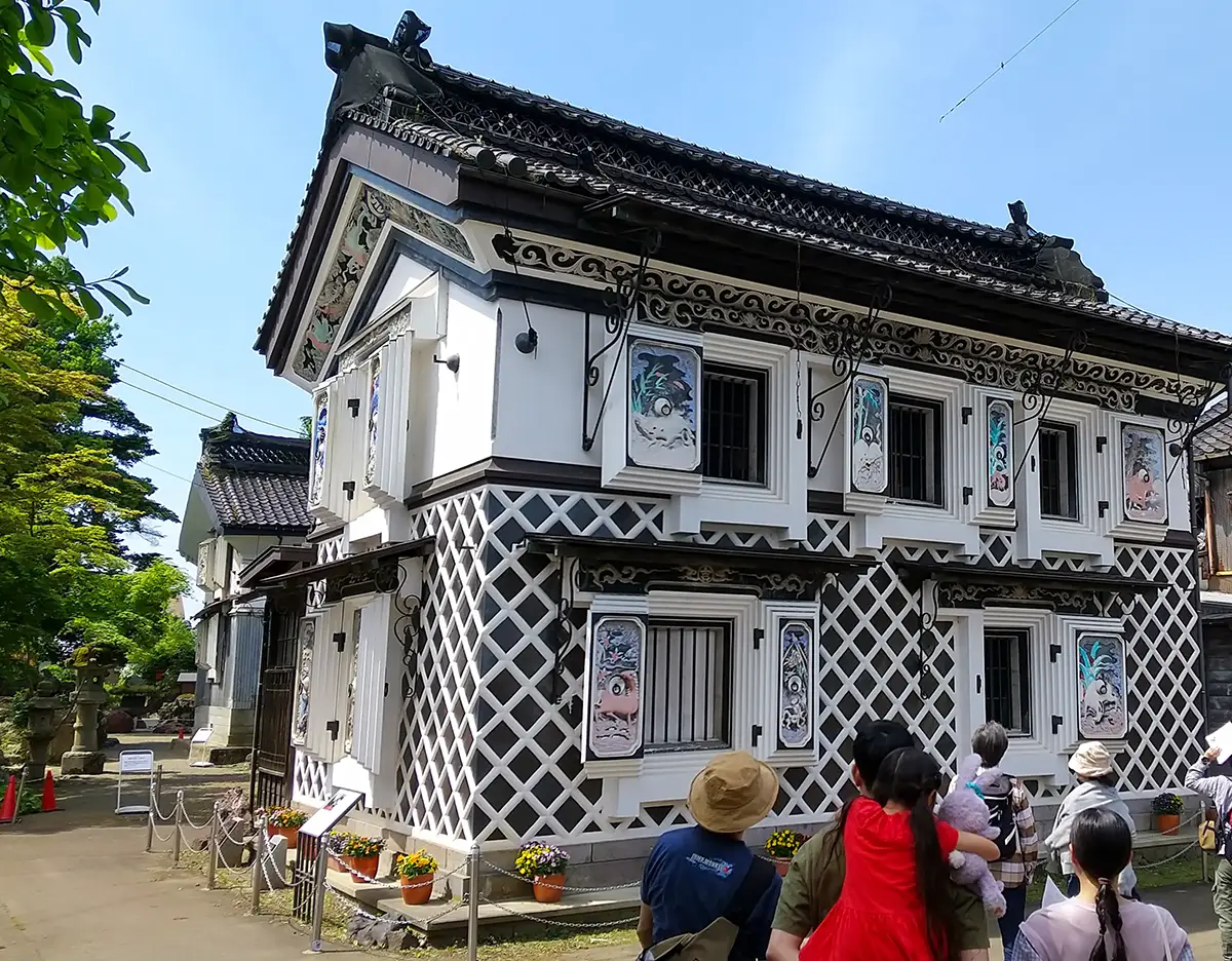 色鮮やかな鏝絵が施された旧機那サフラン酒製造本舗の鏝絵蔵