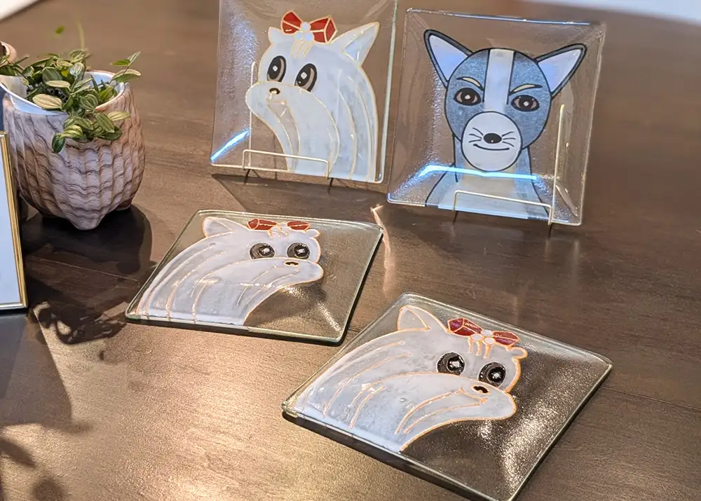 参加者が制作した犬をモチーフにしたグラスペイント作品